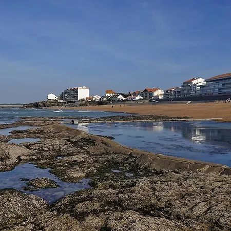 A 150m De La Grande De *