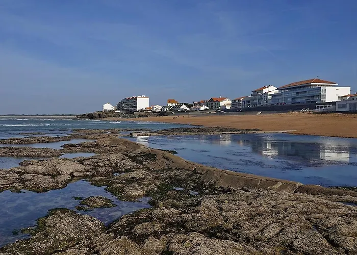 A 150m De La Grande De *