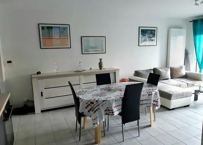 A 150m De La Grande De *